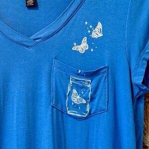 Cable & Gauge Sky Blue Short Sleeve Tee with Butterfly Design. Size: Medium